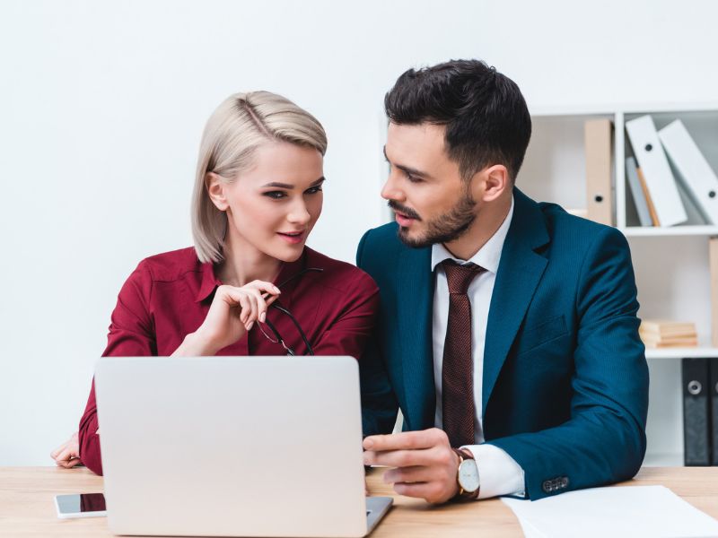 A hibrid munkavégzés nem tesz jót az irodai flörtölésnek